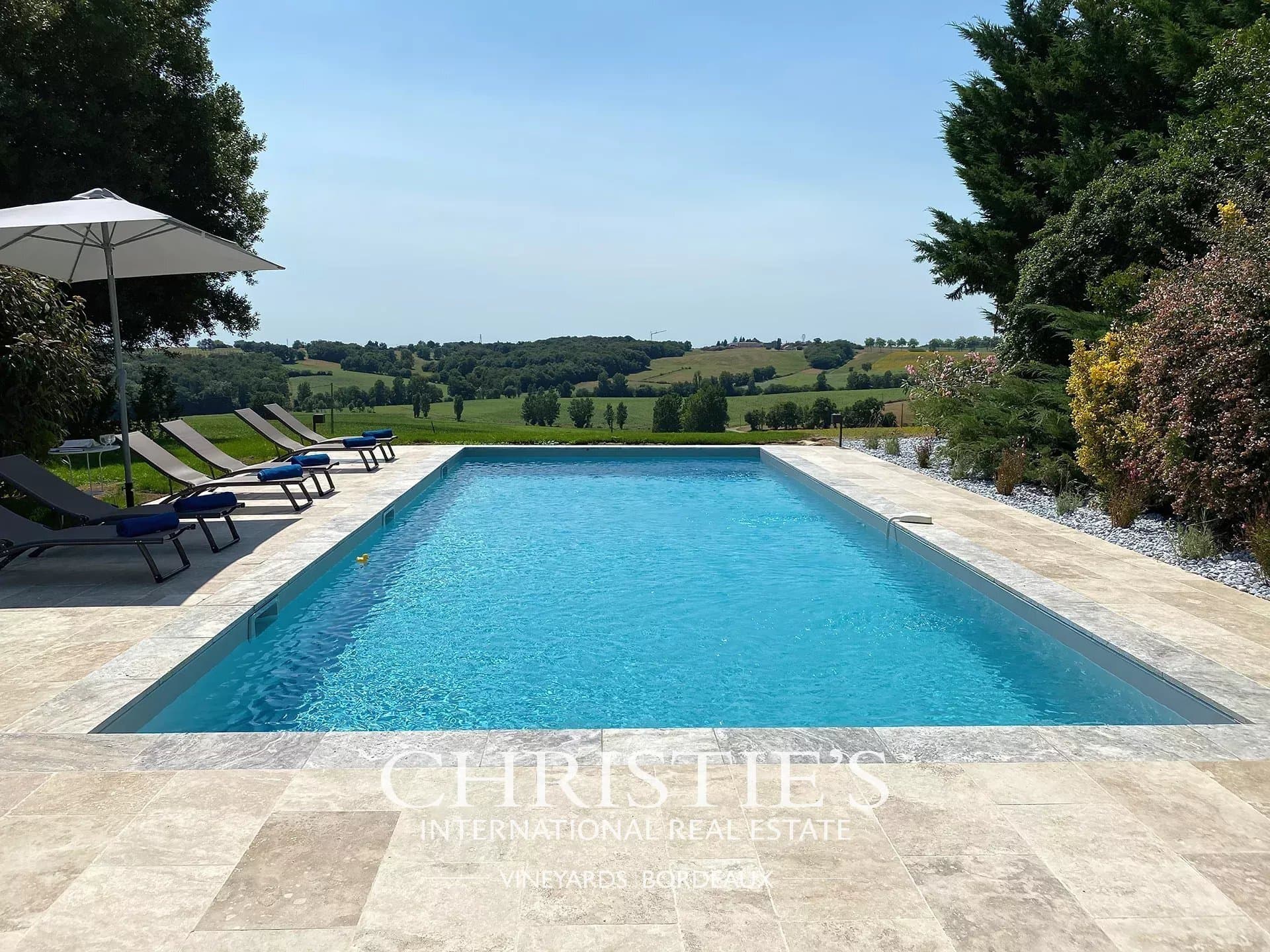 Château With Heated Swimming Pool And Formal Gardens 3