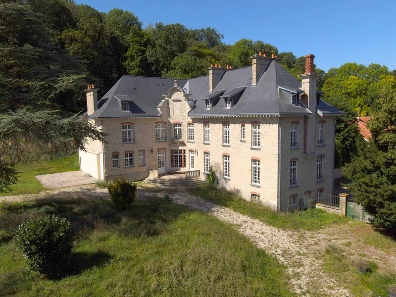 Château Fully Renovated in 2023 with Wellness Area and Expansive Grounds — in France