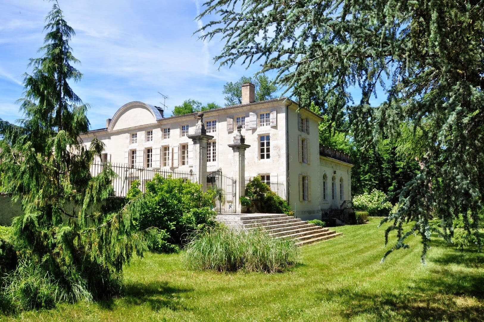 Enchanting Castle with Pool, Lake, and Gîtes in Secluded Grounds 3