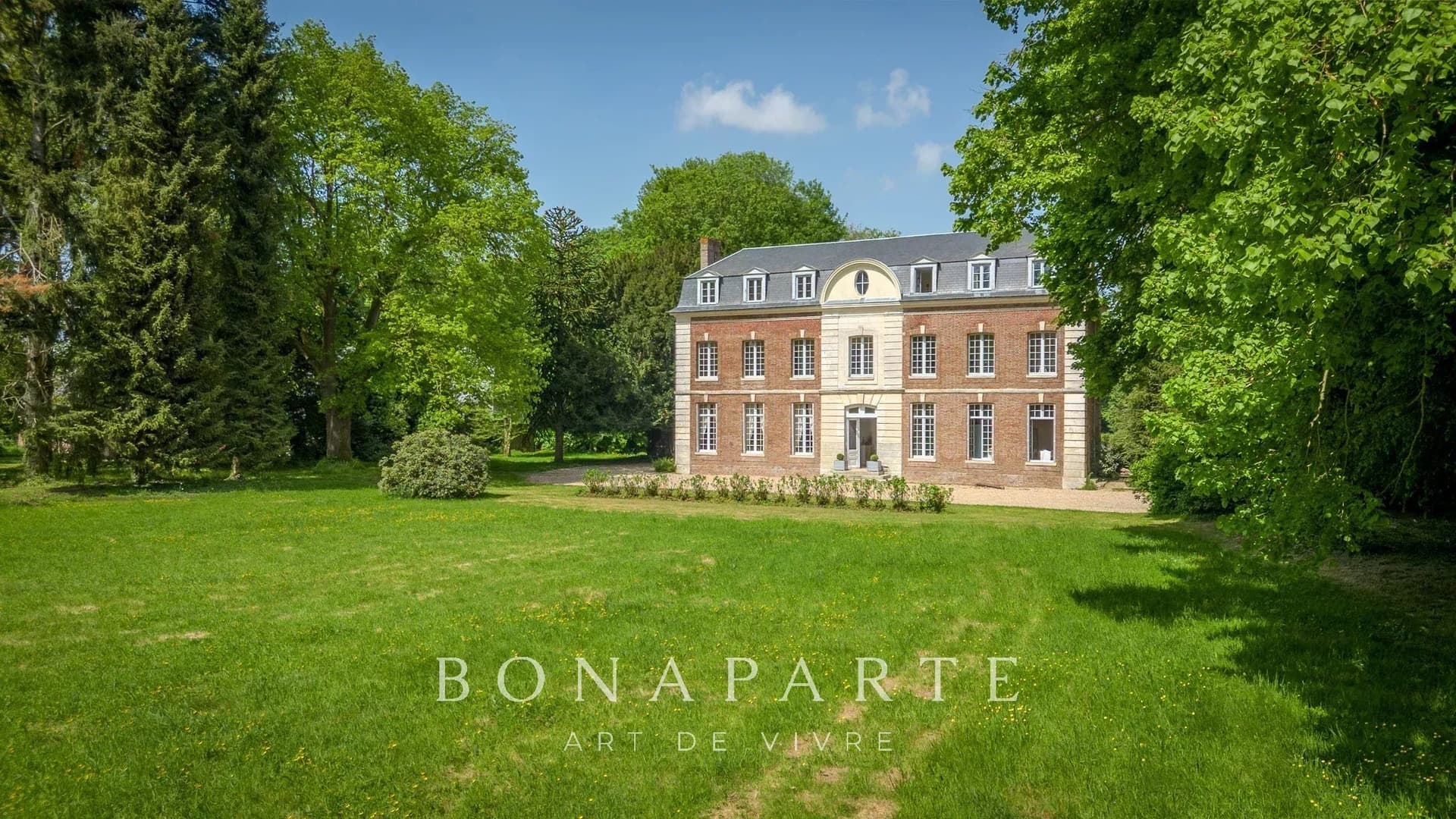 18th Century Castle With 10 Bedrooms And Former Stables