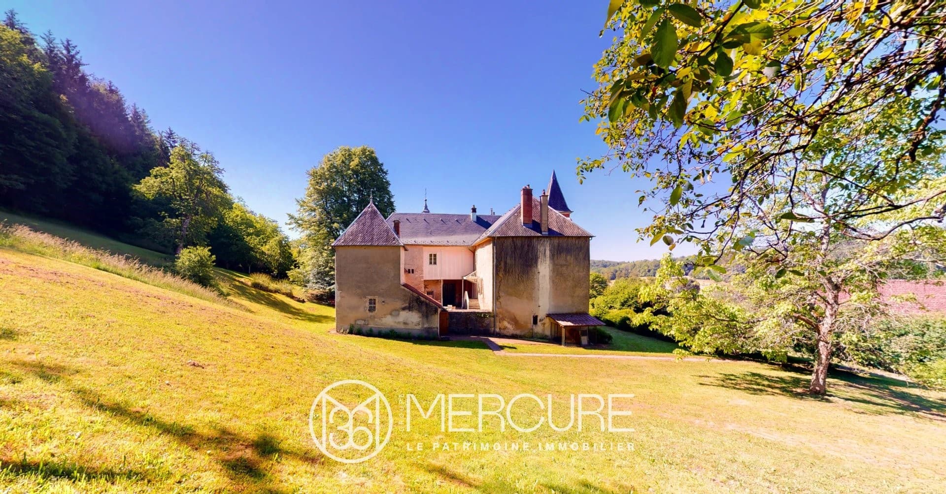 15th Century Castle With 5 Bedrooms And 1.8 Hectares Of Parklands