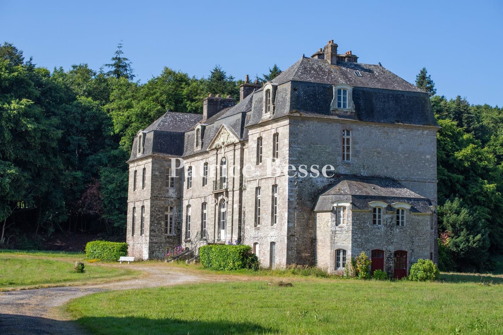 Historic 18th Century Château With Extensive Grounds 3