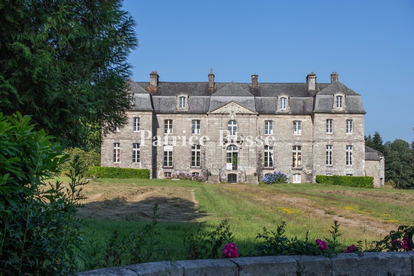 Historic 18th Century Château With Extensive Grounds 4