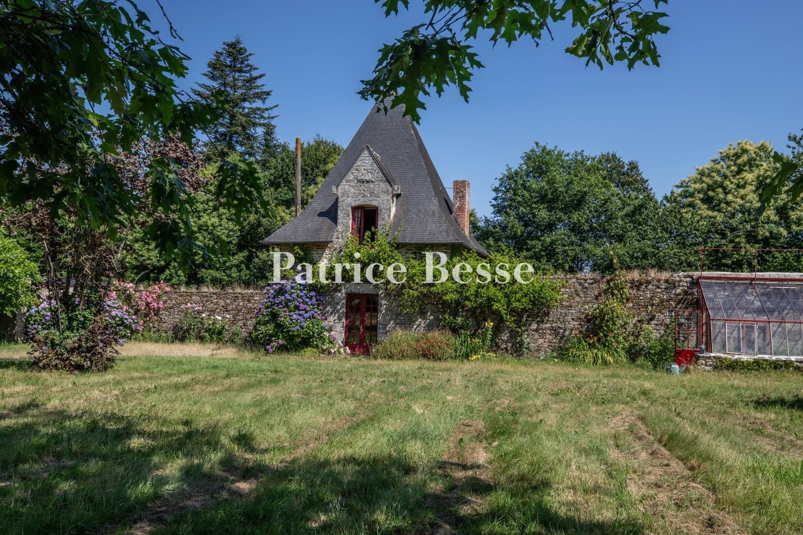 Historic 18th Century Château With Extensive Grounds 5