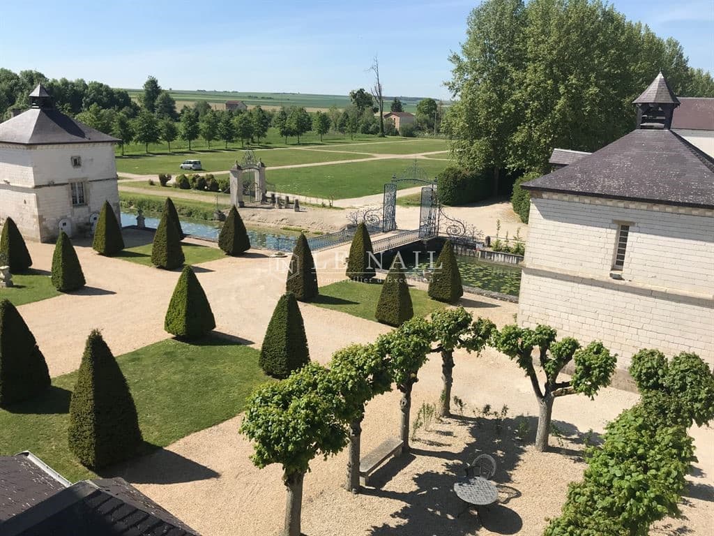 Magnificent Château with Formal Gardens and Swimming Pool 4