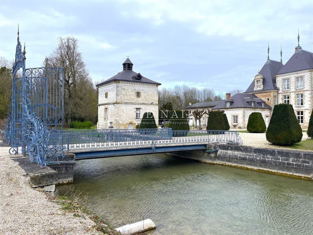 Magnificent Château with Formal Gardens and Swimming Pool 5