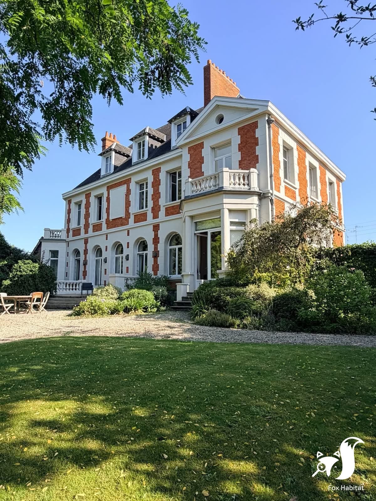 Château With Beautiful Wooded Park and Spacious Living Areas — Château for sale in Hauts-de-France, France