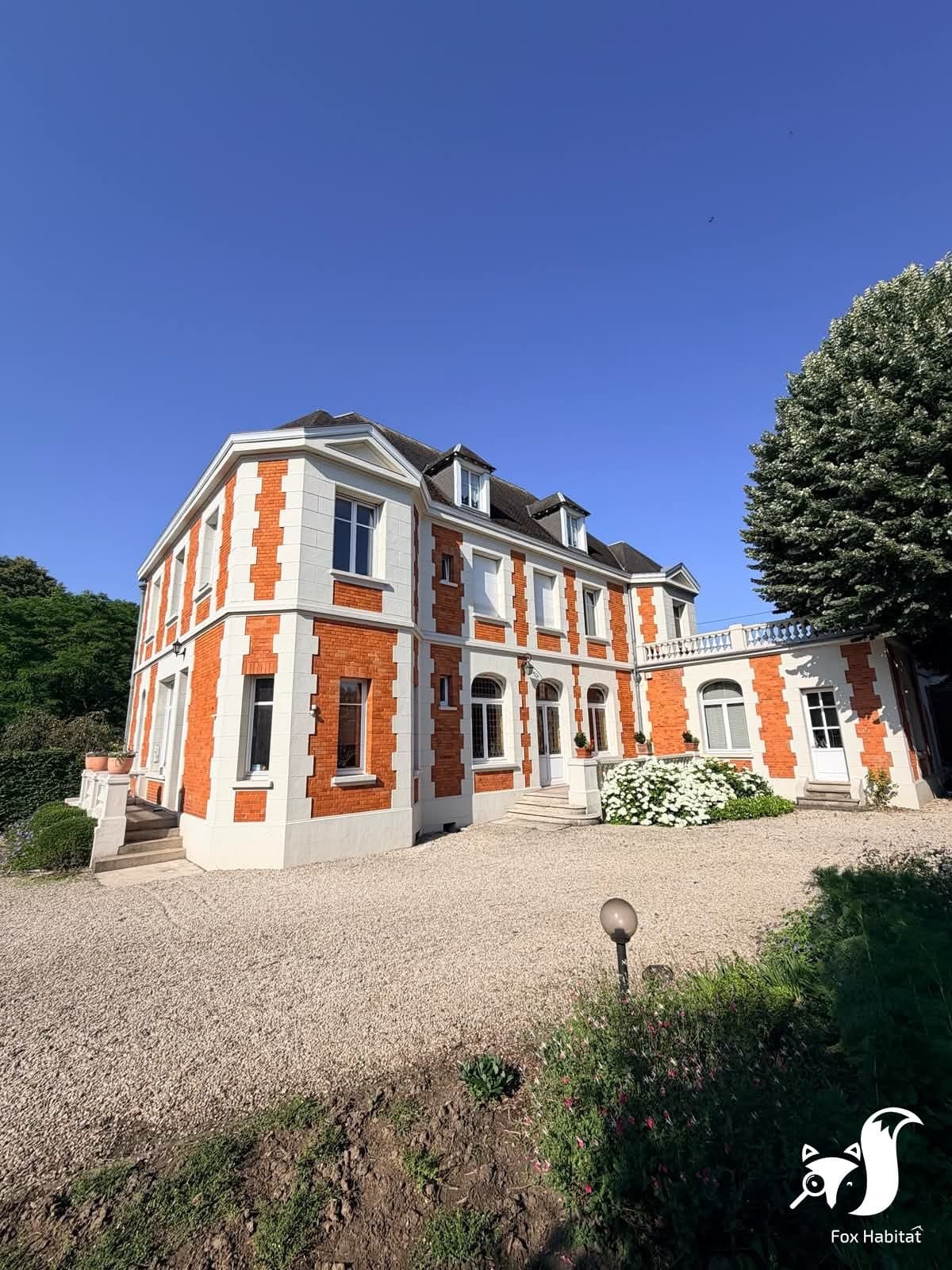 Château With Beautiful Wooded Park and Spacious Living Areas 2