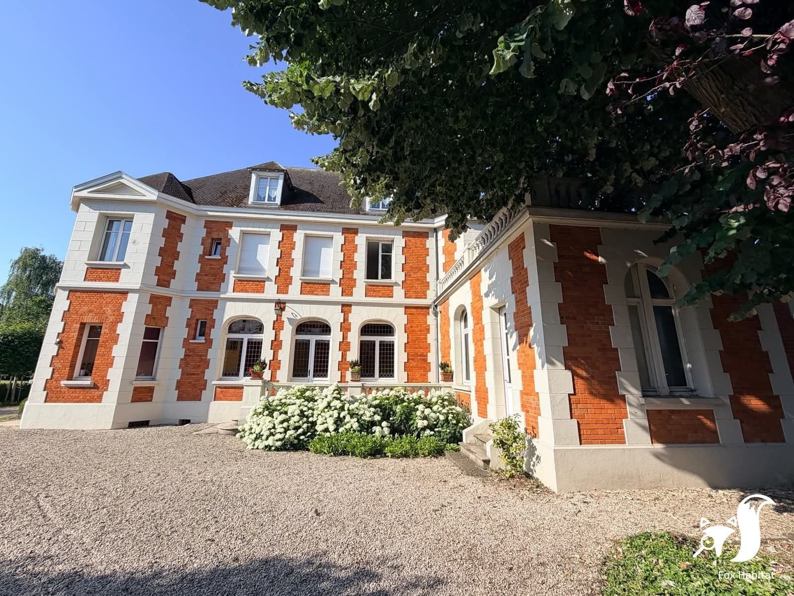 Château With Beautiful Wooded Park and Spacious Living Areas 4