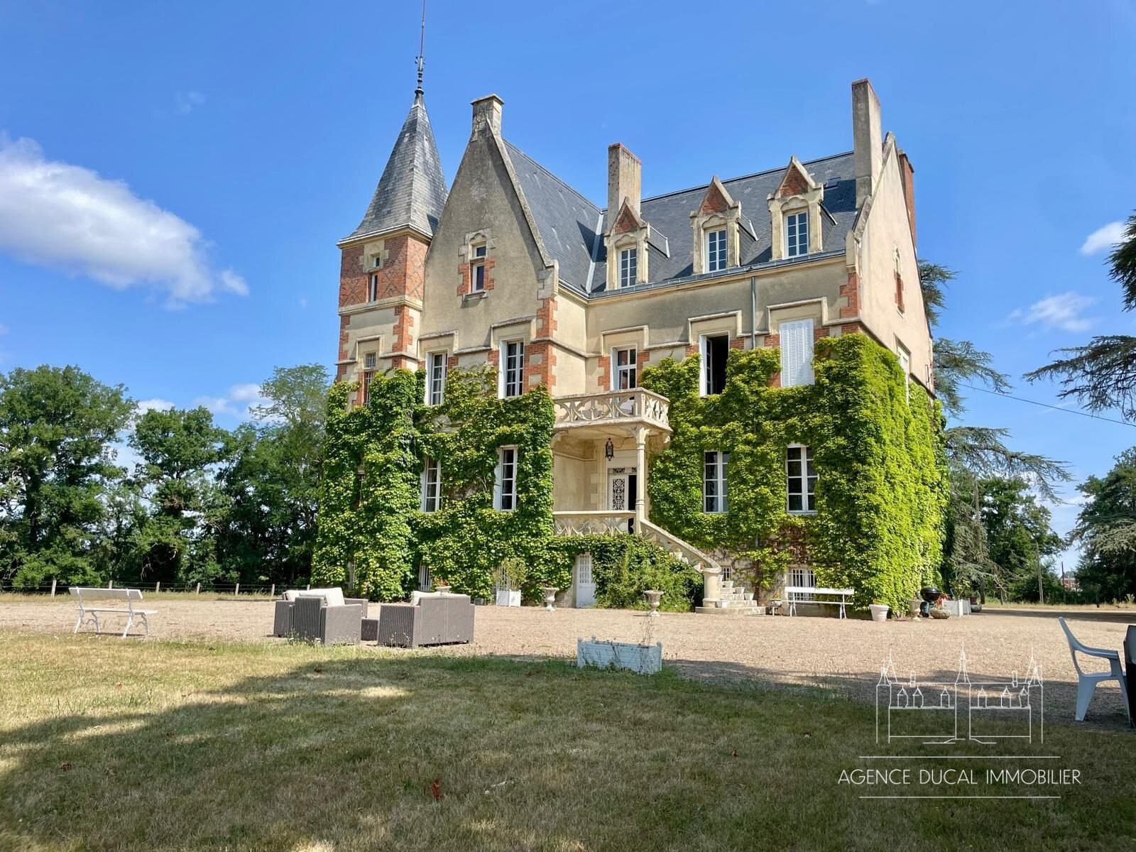 Elegant Château With 6 Bedrooms And Heated Pool In Nièvre Countryside — Château for sale in Nièvre, France