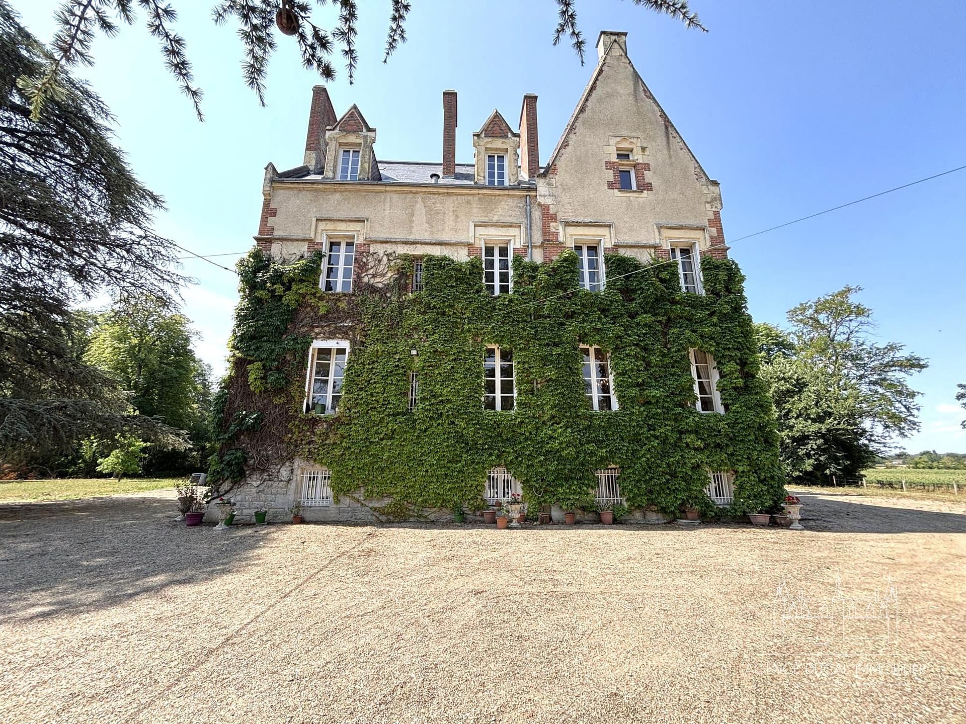 Elegant Château With 6 Bedrooms And Heated Pool In Nièvre Countryside 3