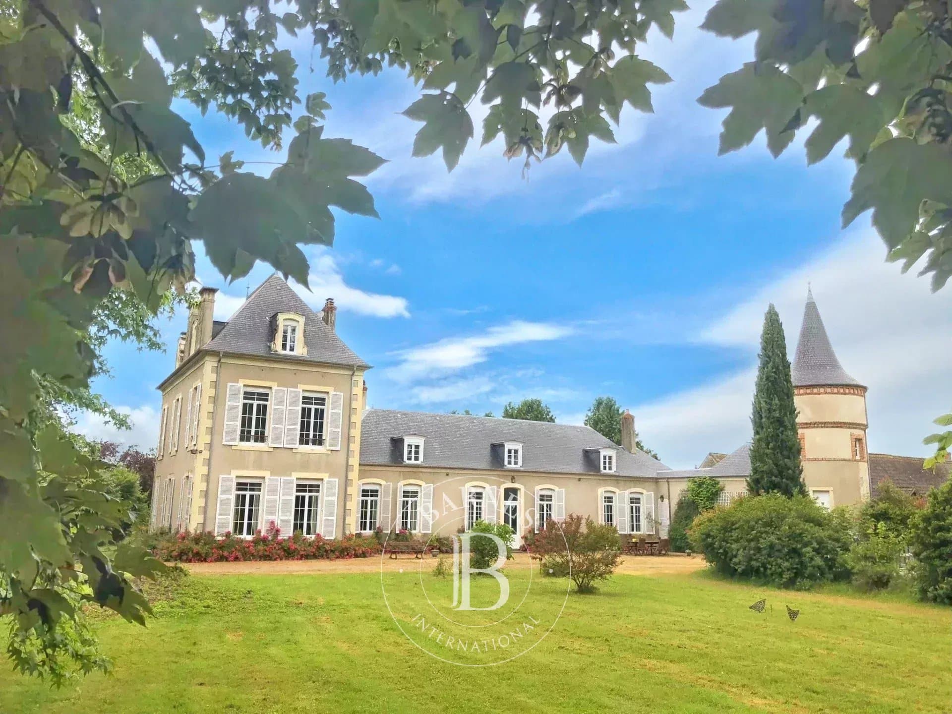 Elegant Château with 8 Bedrooms and Swimming Pool in Enclosed Parklands — Château for sale in Centre-Val de Loire, France