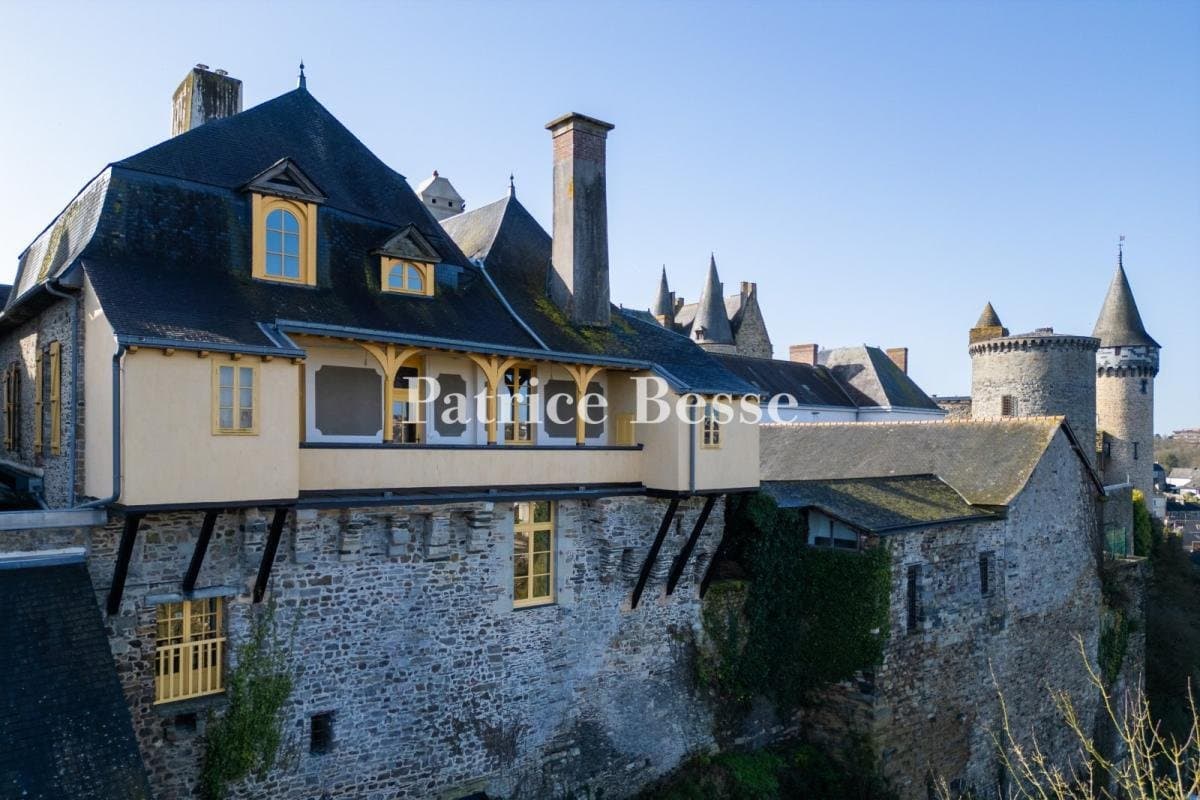 16th Century Townhouse With Stable And Garage In Historical Brittany