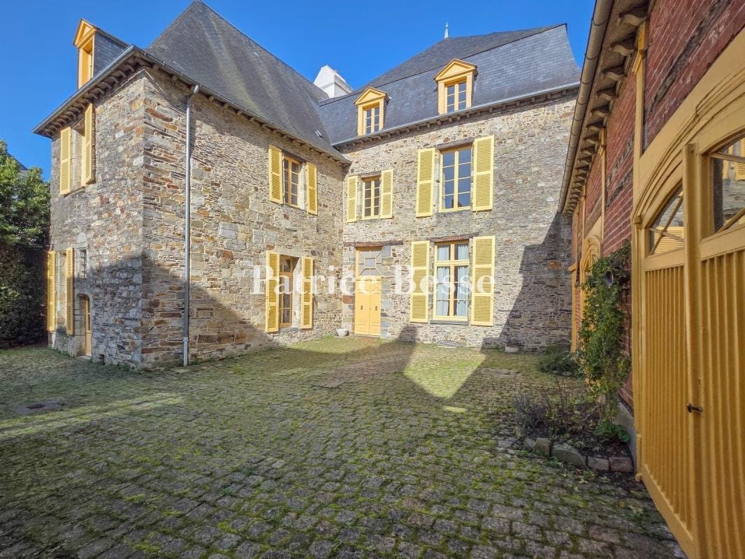 16th Century Townhouse With Stable And Garage In Historical Brittany 4