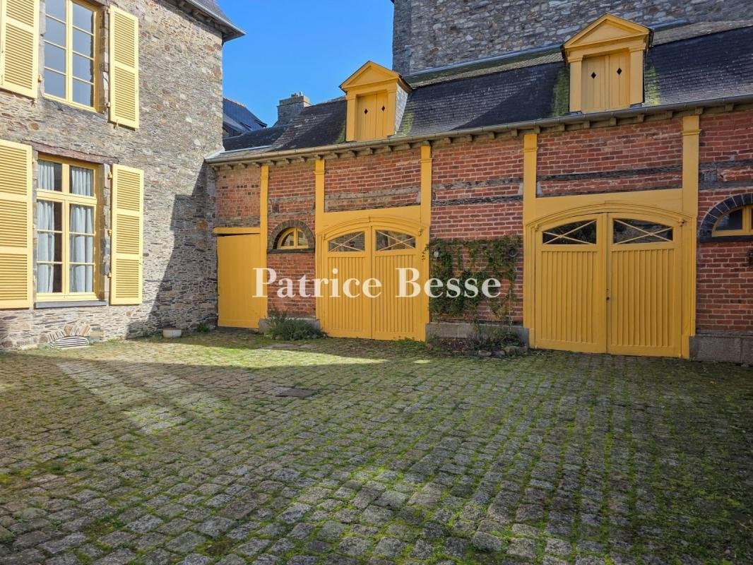 16th Century Townhouse With Stable And Garage In Historical Brittany 5