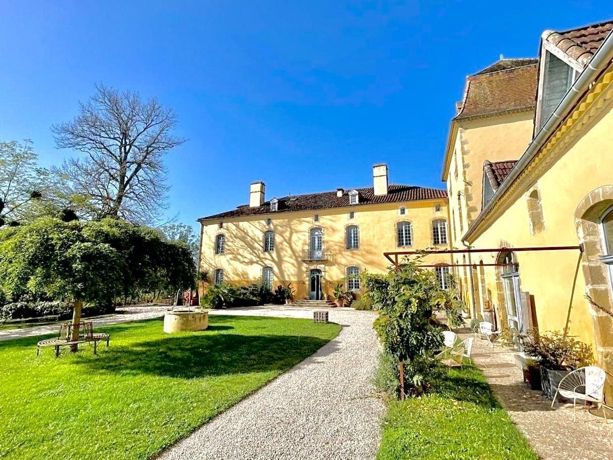 Stunning Château With 26 Bedrooms And Breathtaking Views Of The Pyrenees 5
