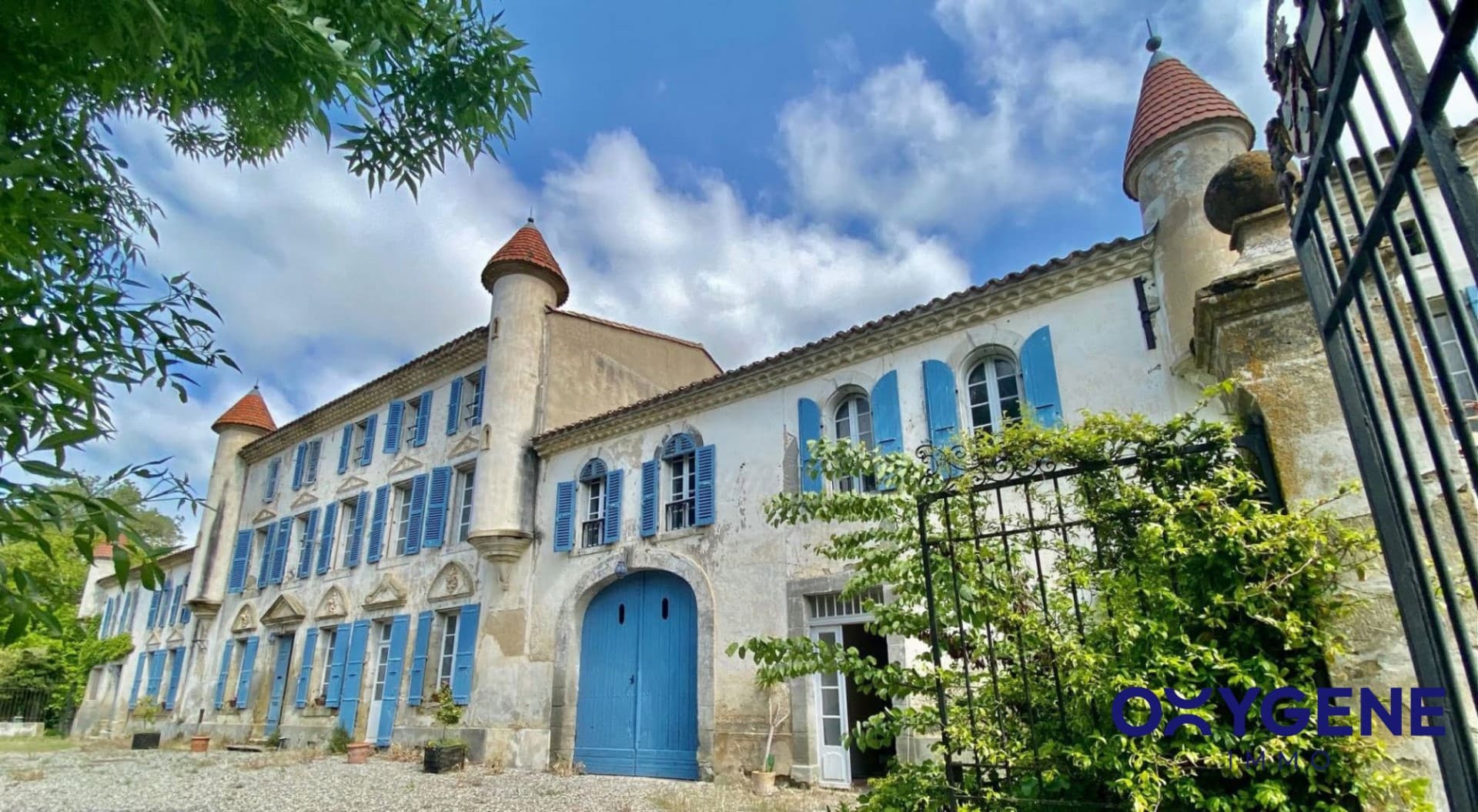 Spacious Castle With 18 Bedrooms And Swimming Pool — in France