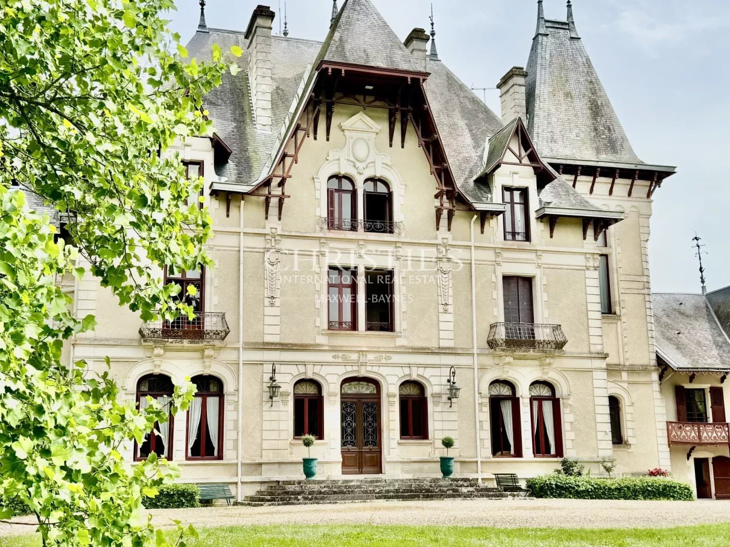 Belle Epoque Château With 15 Bedrooms In The Loire Valley 3