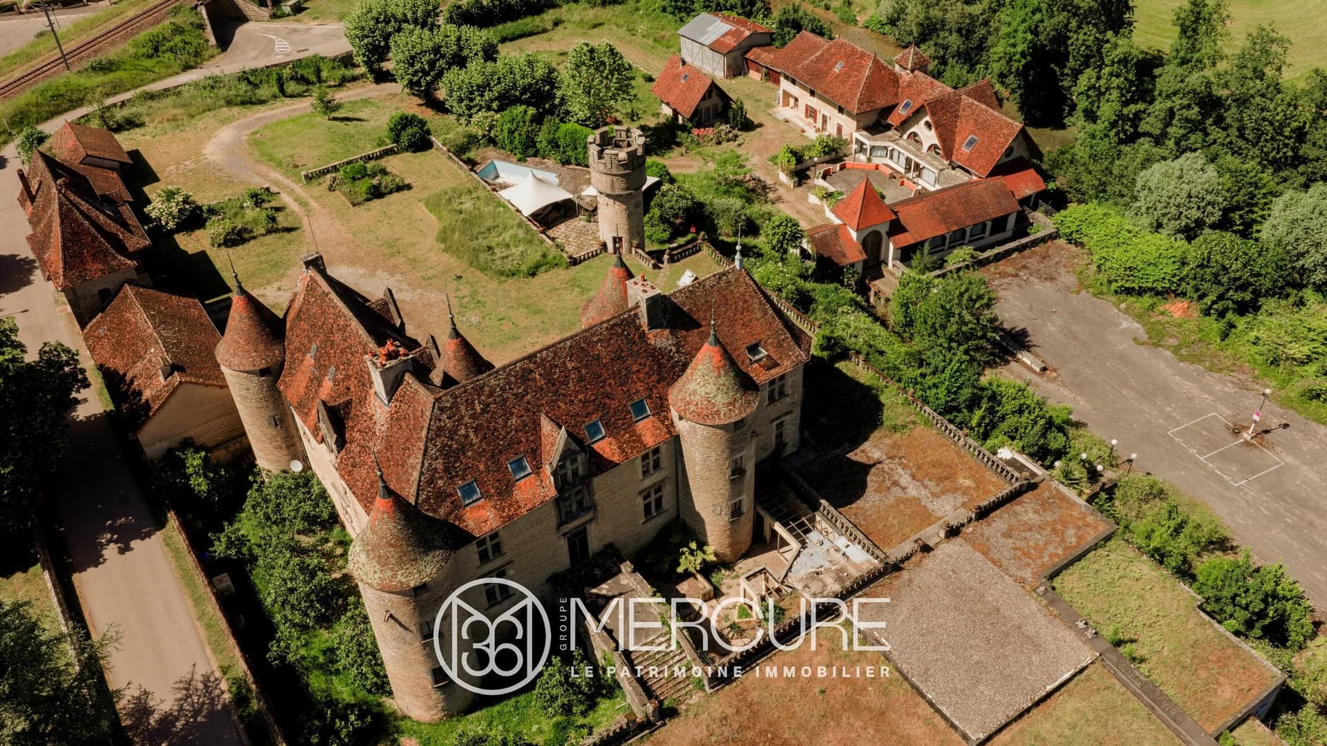 15th Century Château With Event Space And Swimming Pool 3