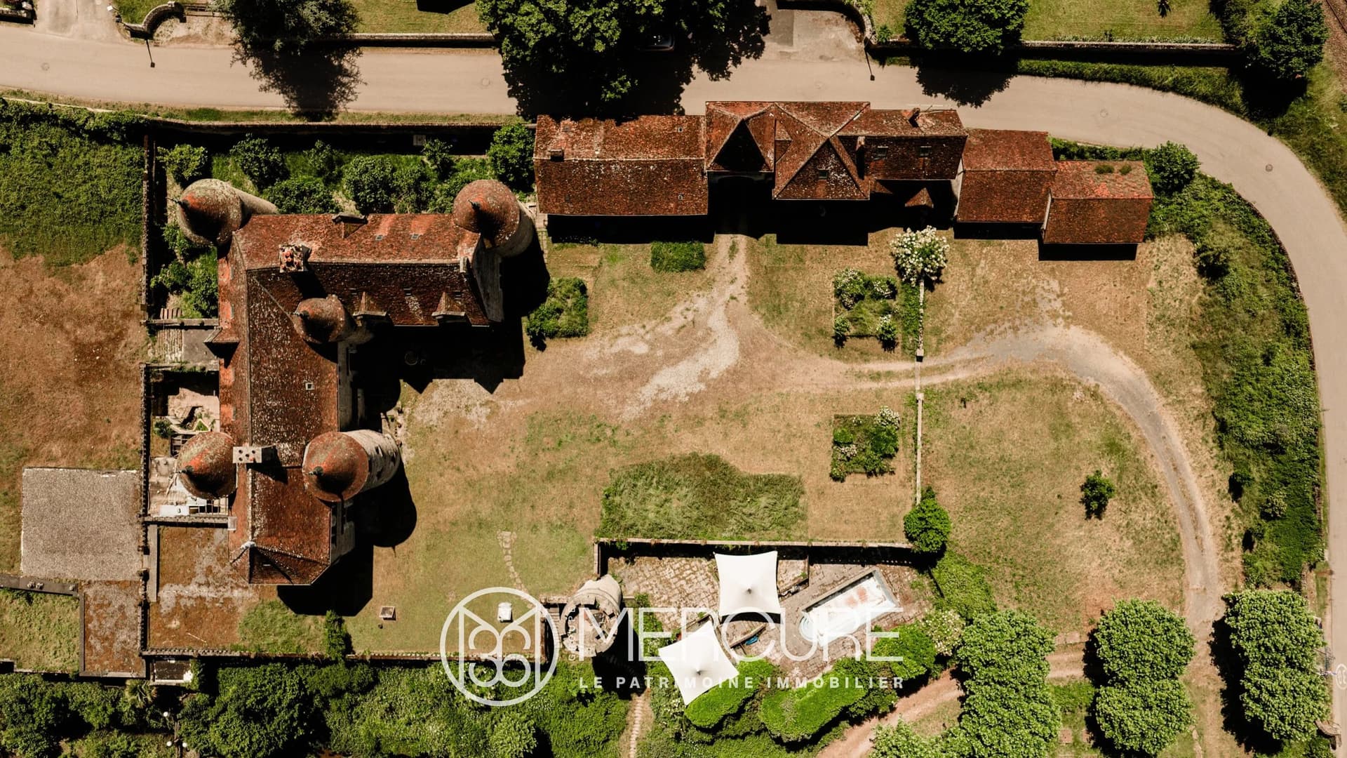 15th Century Château With Event Space And Swimming Pool 4