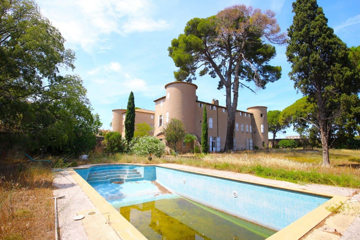 Historic 17th Century Château With Expansive Gardens And Pool 2