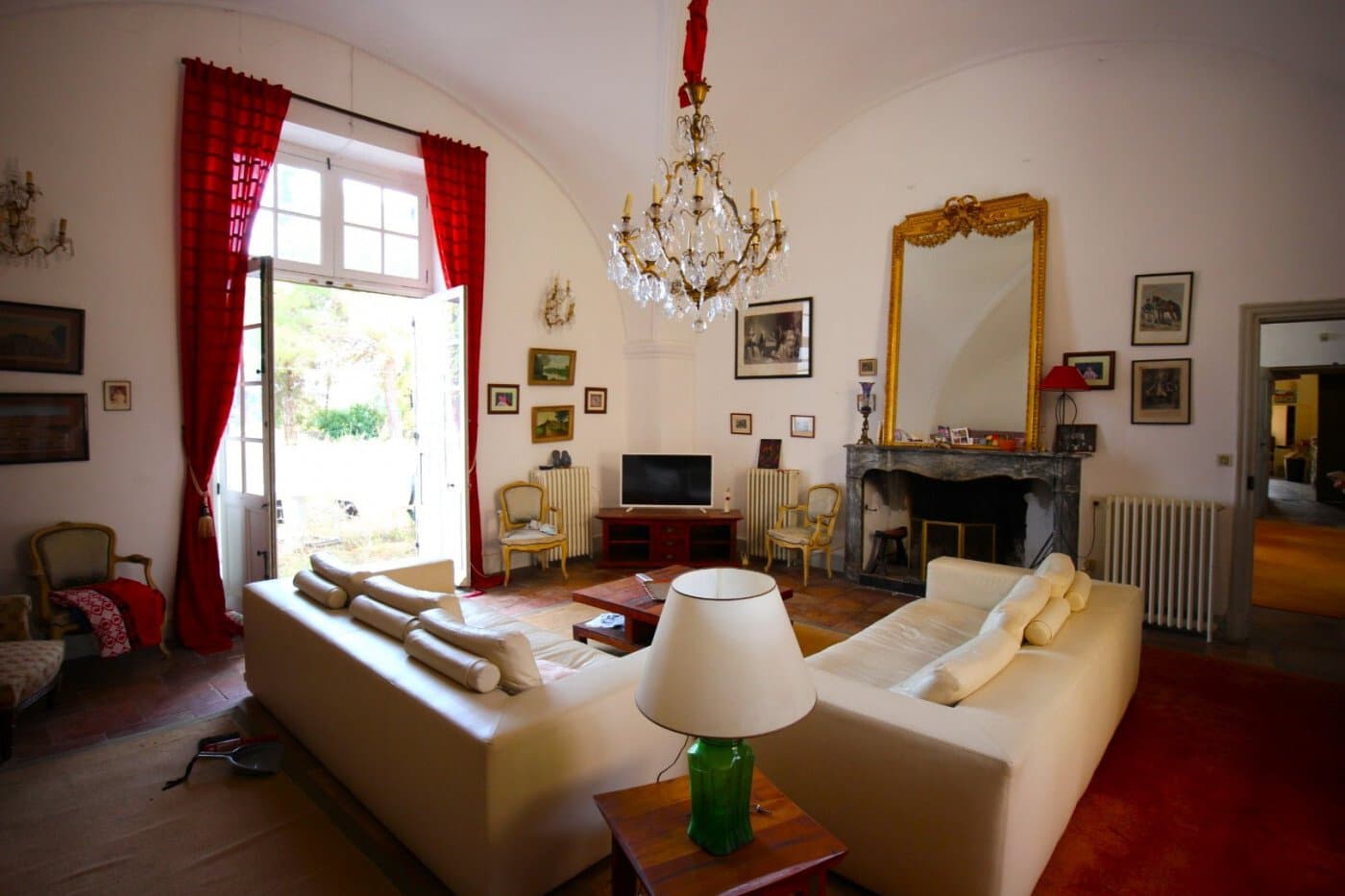 Historic 17th Century Château With Expansive Gardens And Pool 5