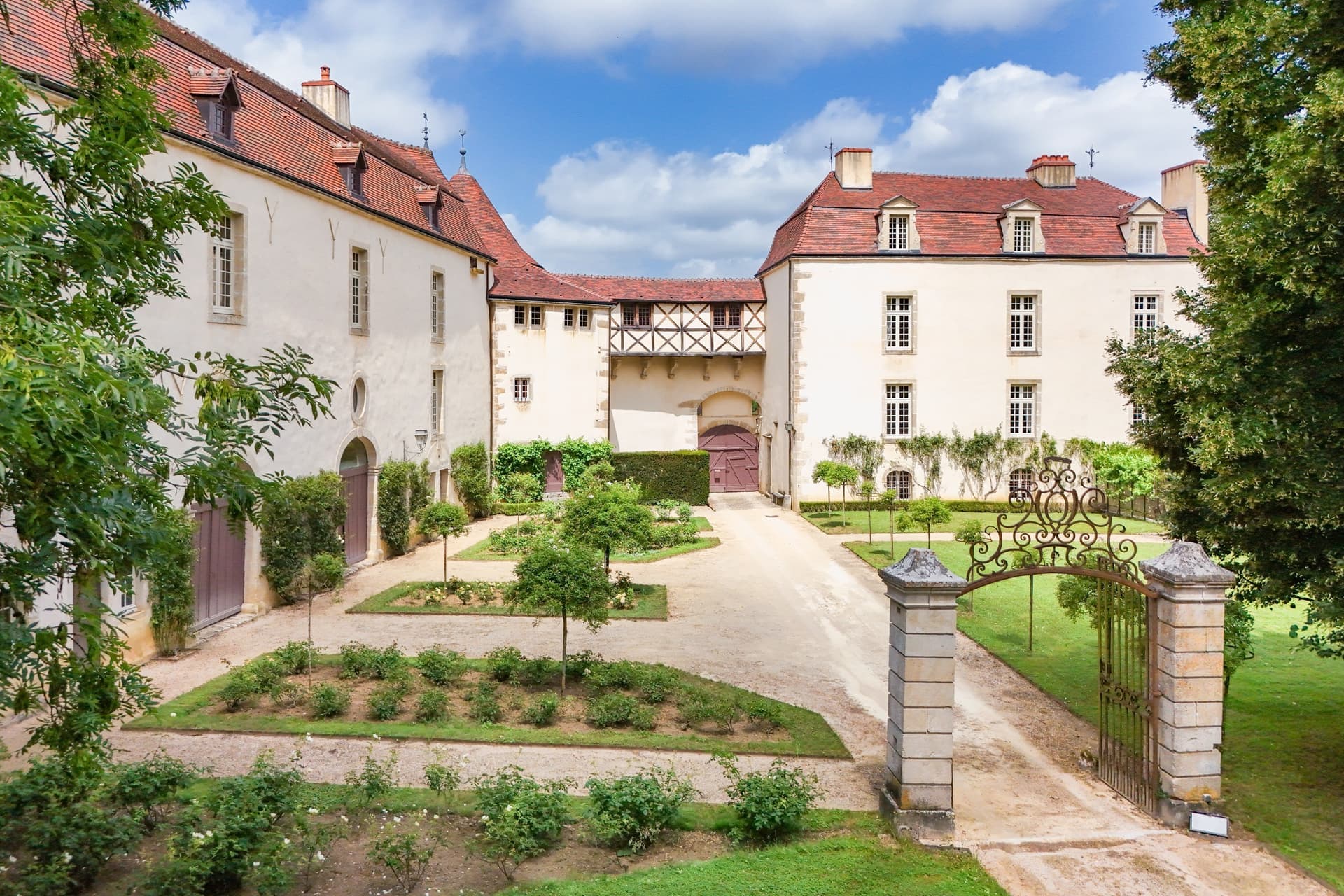 Historic Château with Indoor Pool and Ballroom in Burgundy — Château for sale in Burgundy, France