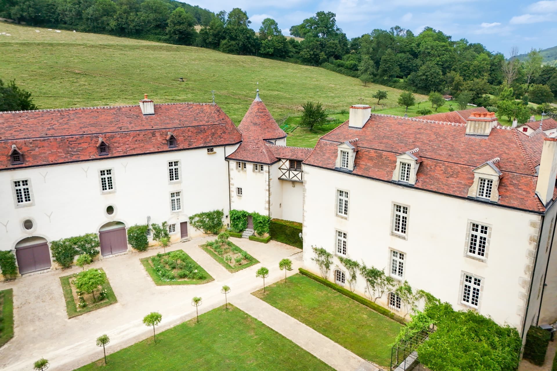 Historic Château with Indoor Pool and Ballroom in Burgundy 2