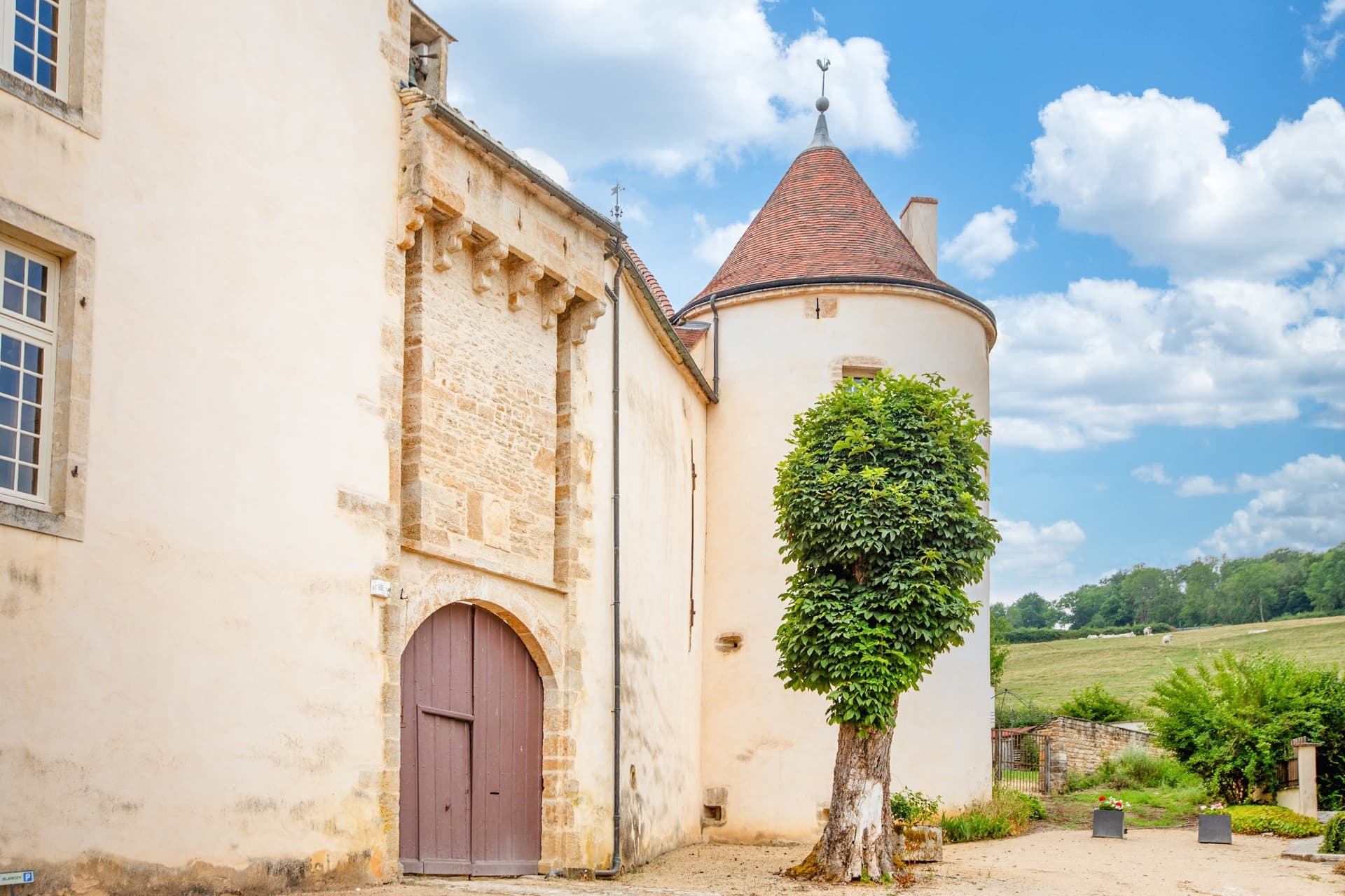 Historic Château with Indoor Pool and Ballroom in Burgundy 3