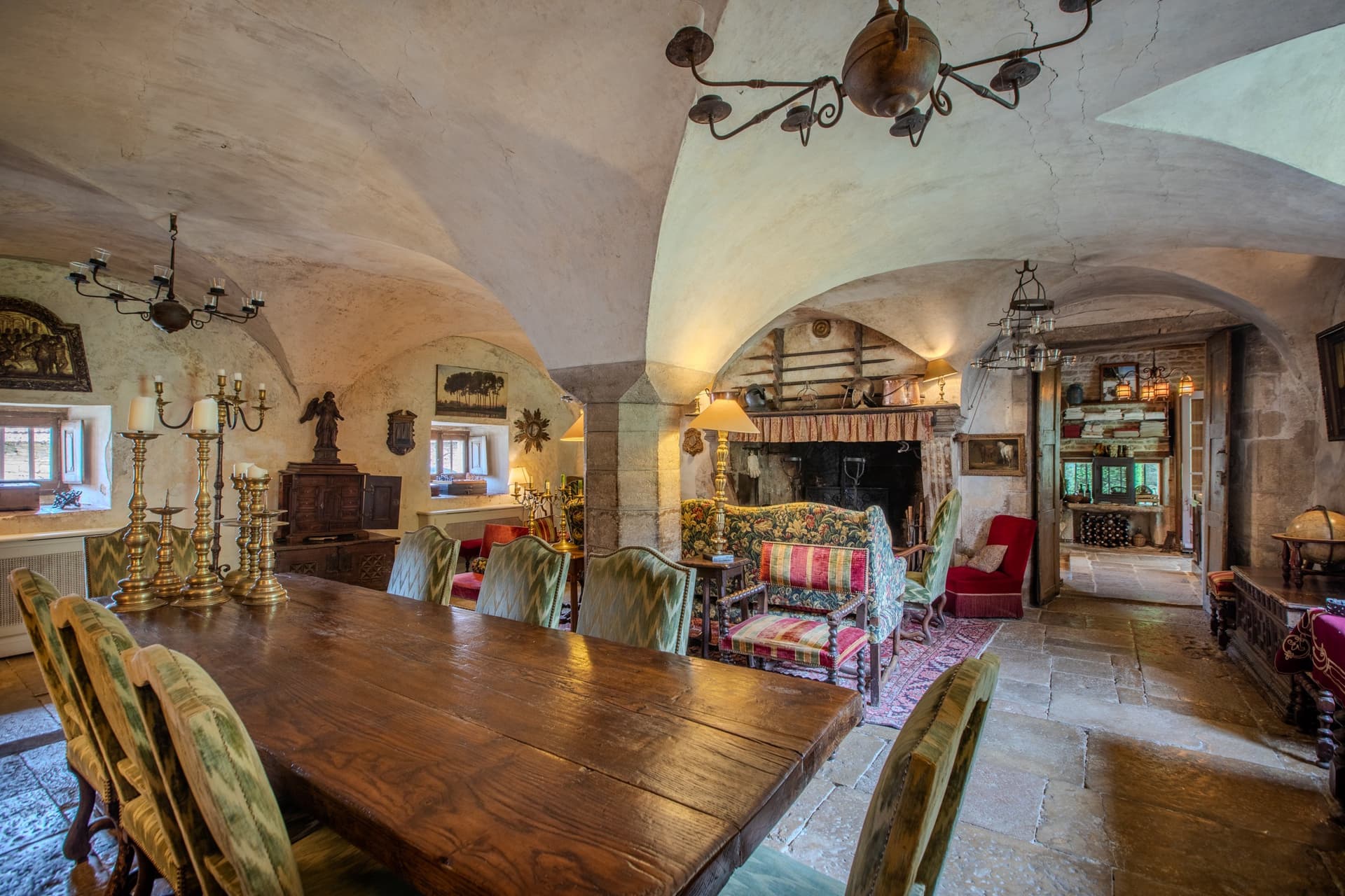 Historic Château with Indoor Pool and Ballroom in Burgundy 5