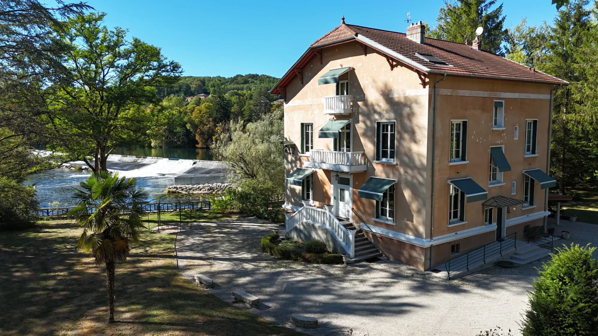 Spacious Property With 7 Bedrooms And 6 Bathrooms In A Wooded Park