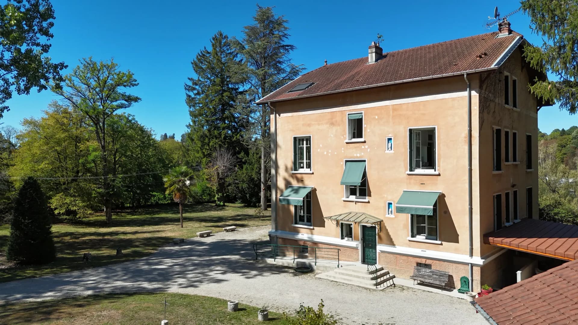 Spacious Property With 7 Bedrooms And 6 Bathrooms In A Wooded Park 2