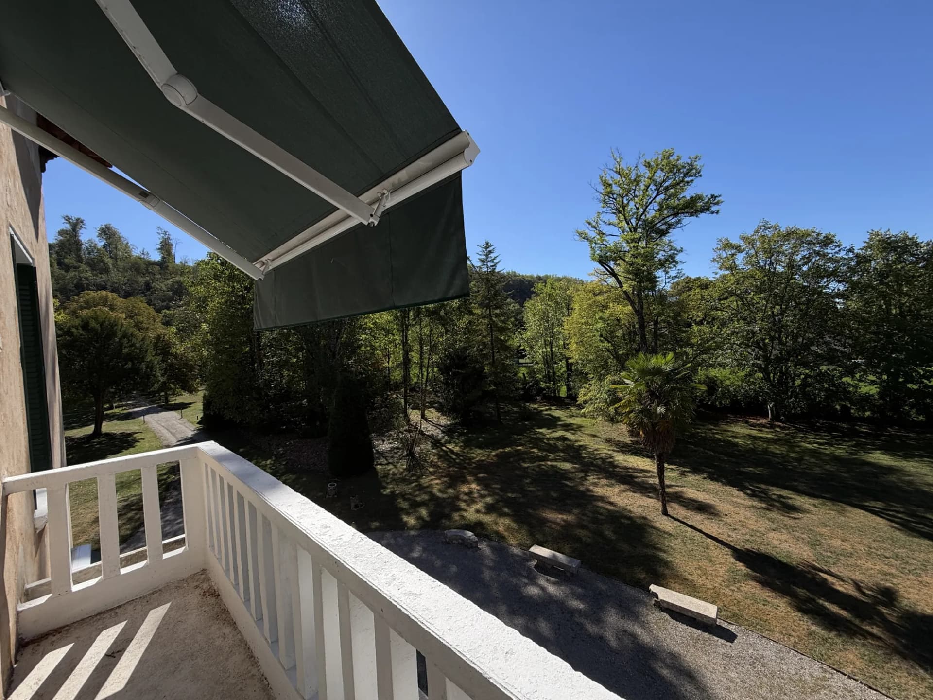 Spacious Property With 7 Bedrooms And 6 Bathrooms In A Wooded Park 4