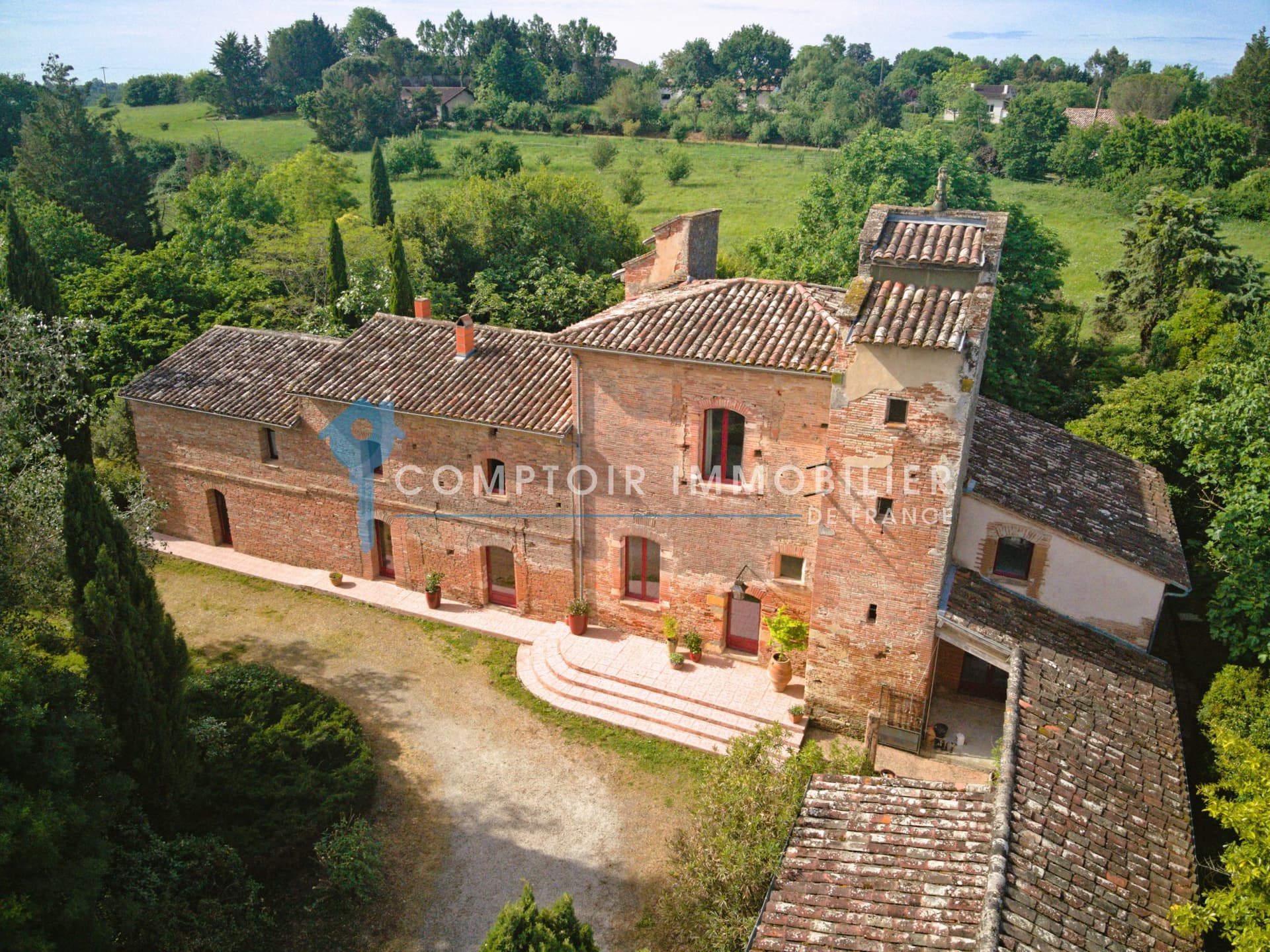Historic 15th Century Estate With Swimming Pool Near Toulouse — in France