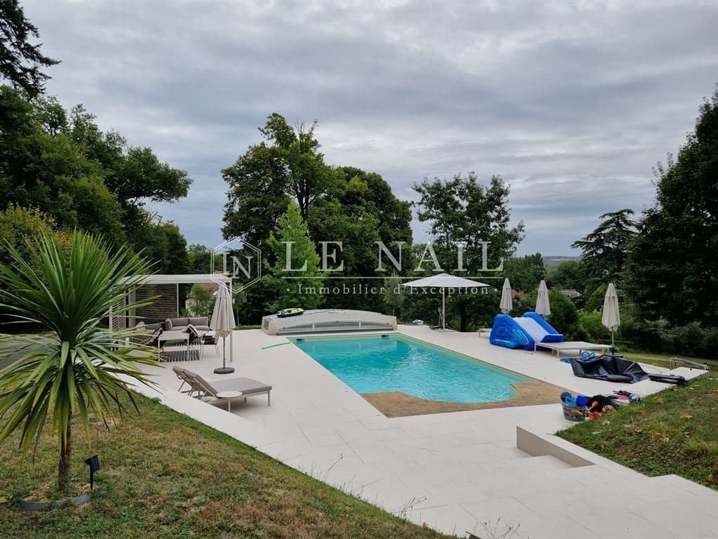 Elegant Château With Guest Houses And Extensive Grounds 3