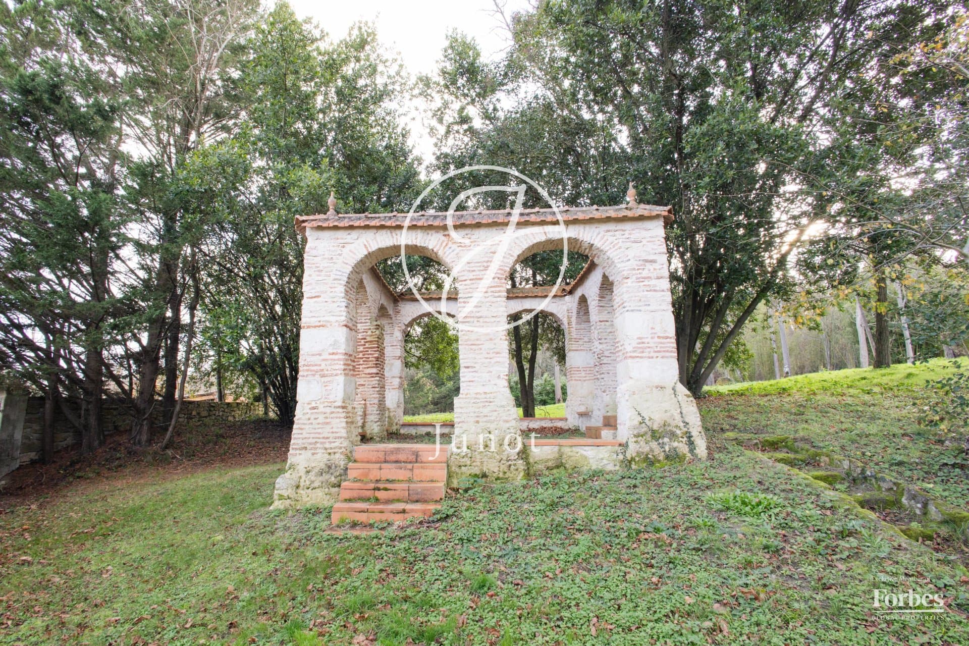 Elegant 19th Century Castle With Gîtes And Expansive Grounds 4