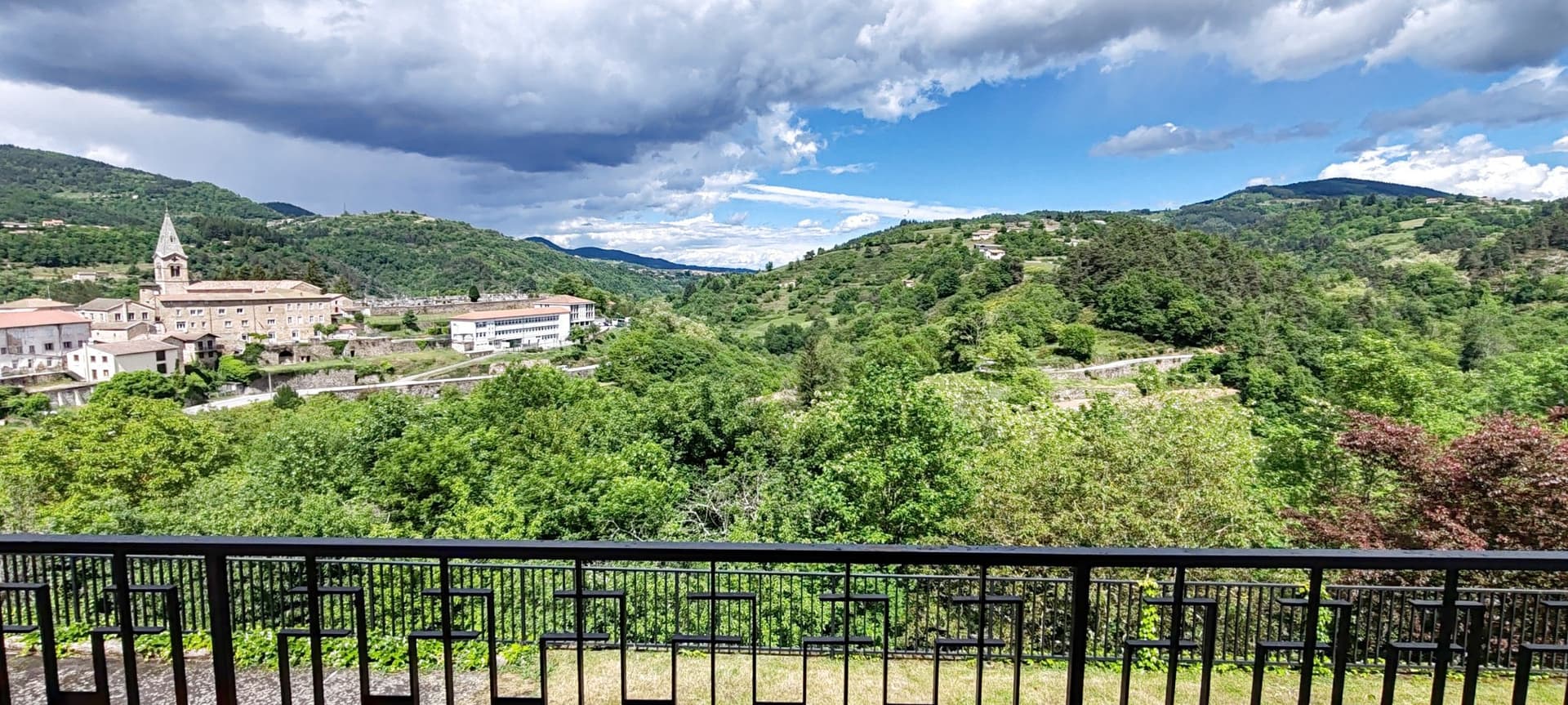 Architect-Designed Villa With Pool And Stunning Valley Views 2