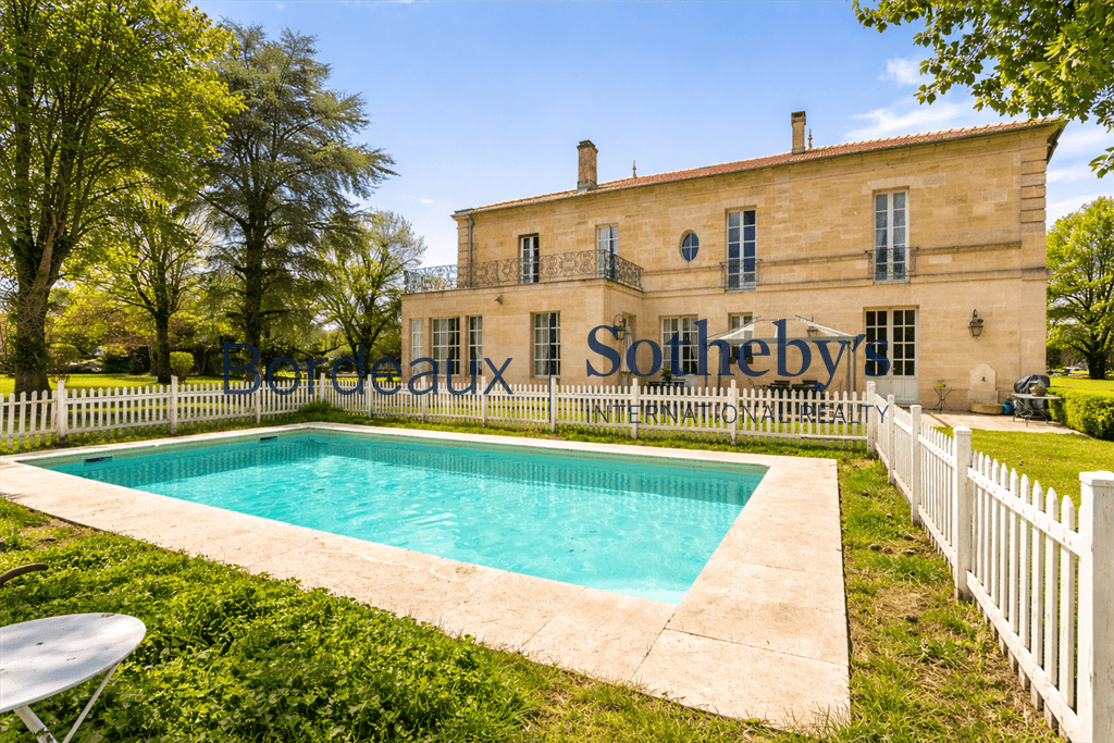 Elegant Castle Estate With Vineyard And Swimming Pool Near Bordeaux 4