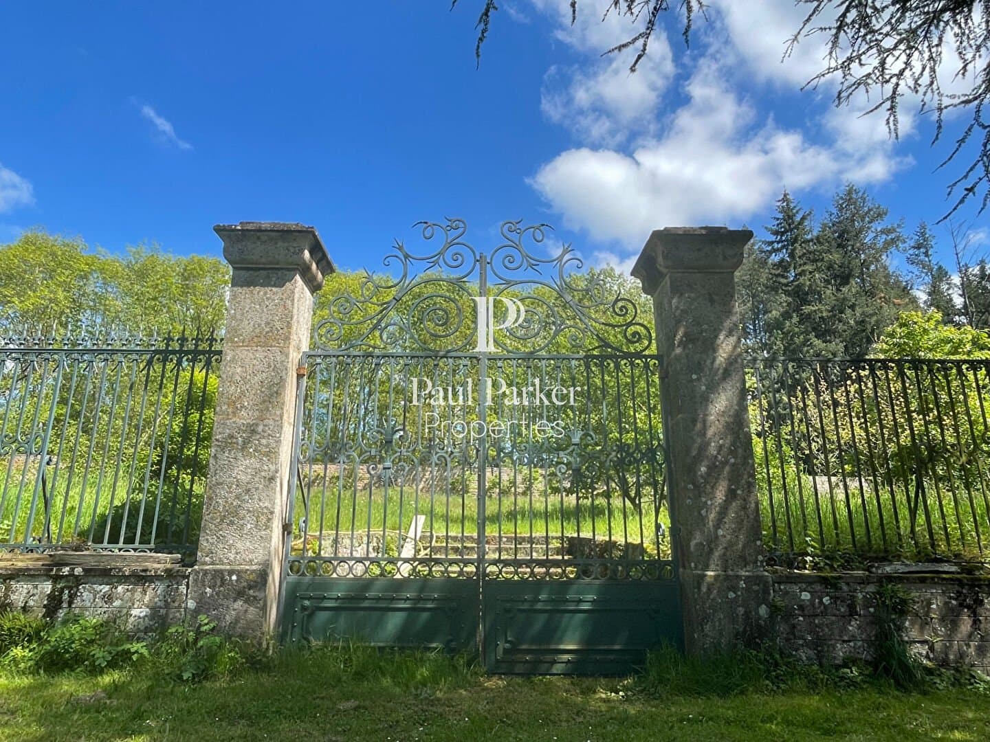 Elegant 18th Century Château With Reception Spaces And Expansive Grounds 4