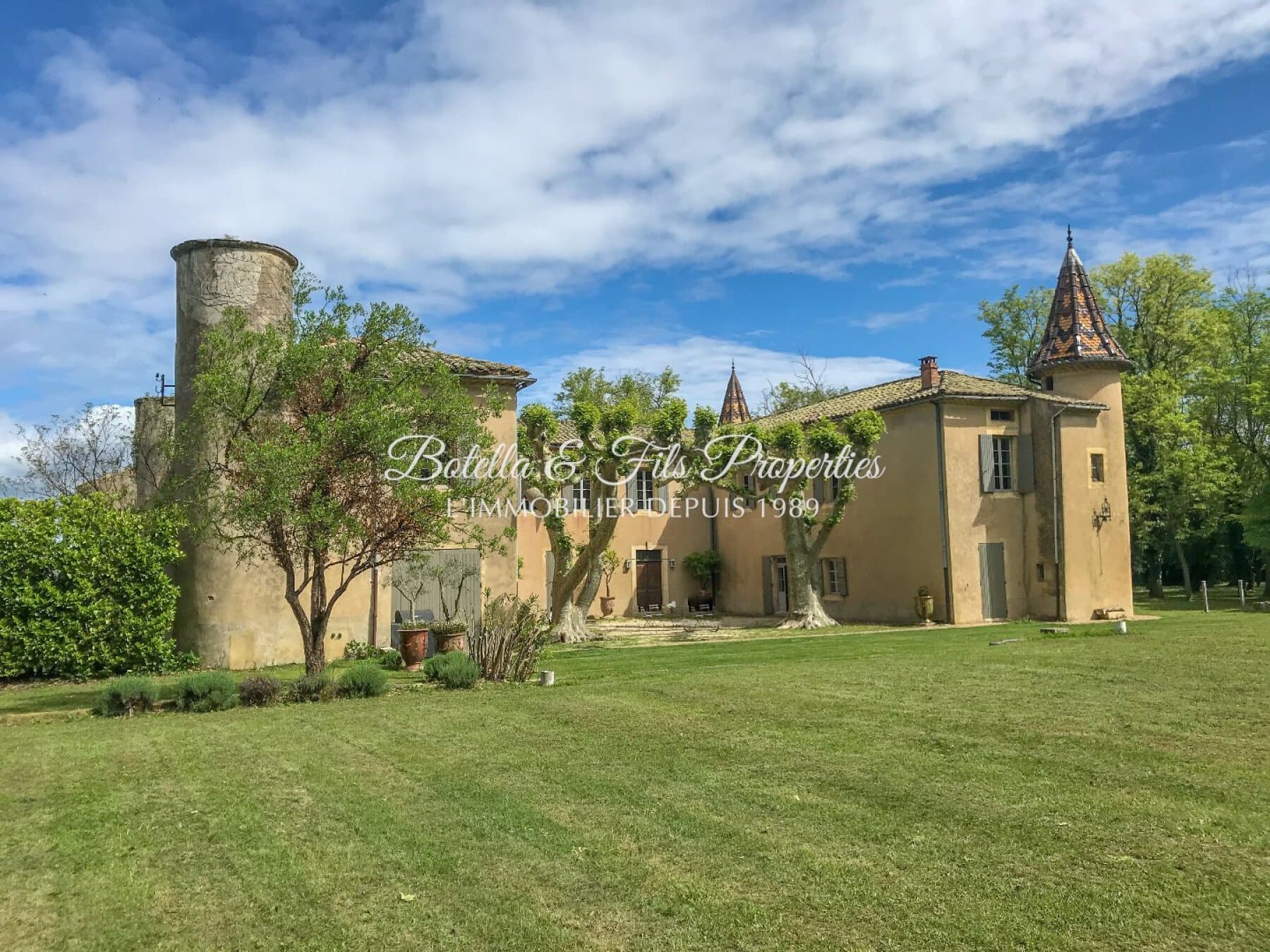 Elegant 18th Century Château With Caretaker's House And Outbuildings 3