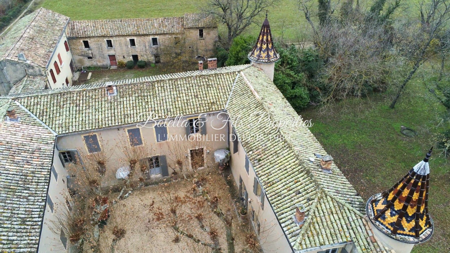 Elegant 18th Century Château With Caretaker's House And Outbuildings 4