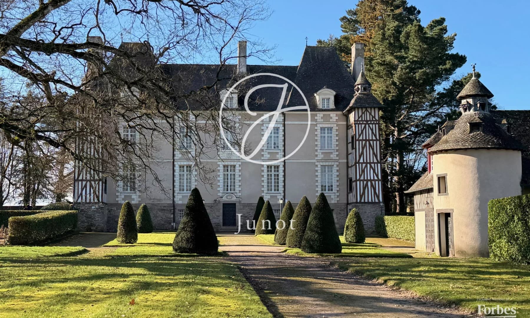Elegant 17th Century Château With Extensive Grounds Near Rennes — Château for sale in France