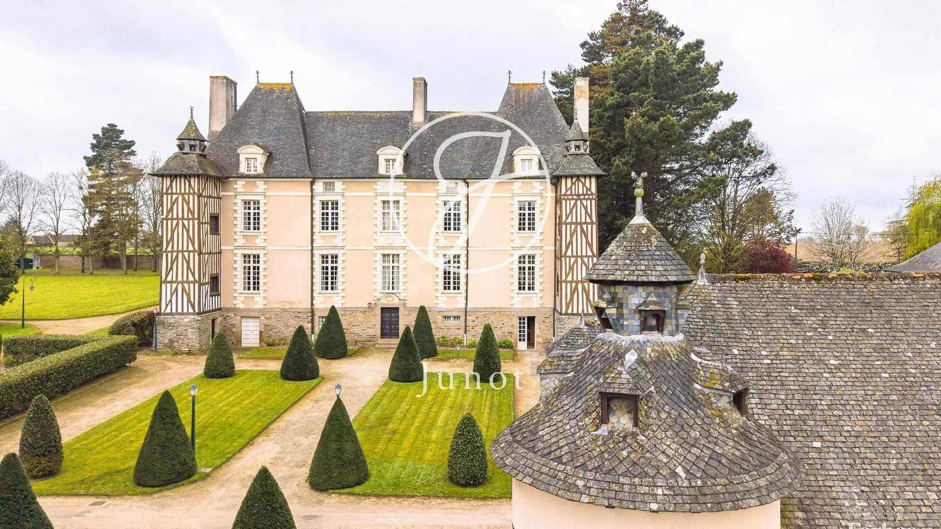 Elegant 17th Century Château With Extensive Grounds Near Rennes 5
