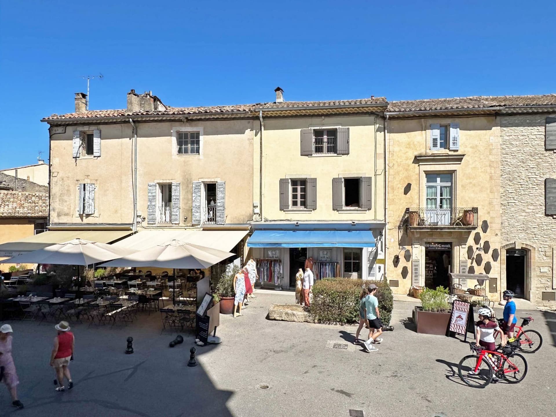 Elegant Village House With Income Potential Facing Château de Gordes — in France