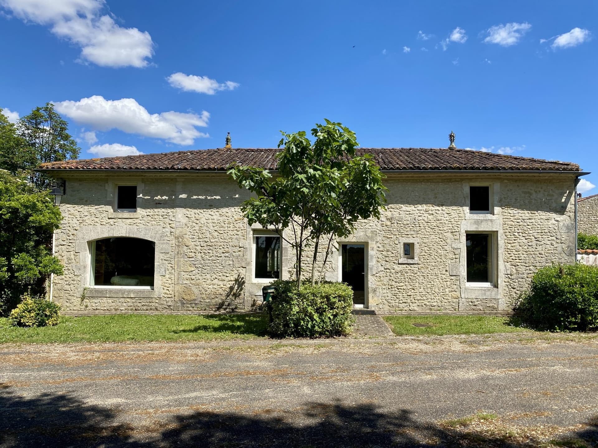 Château with 365 Sqm Living Space and 1.5 Hectare Park 2