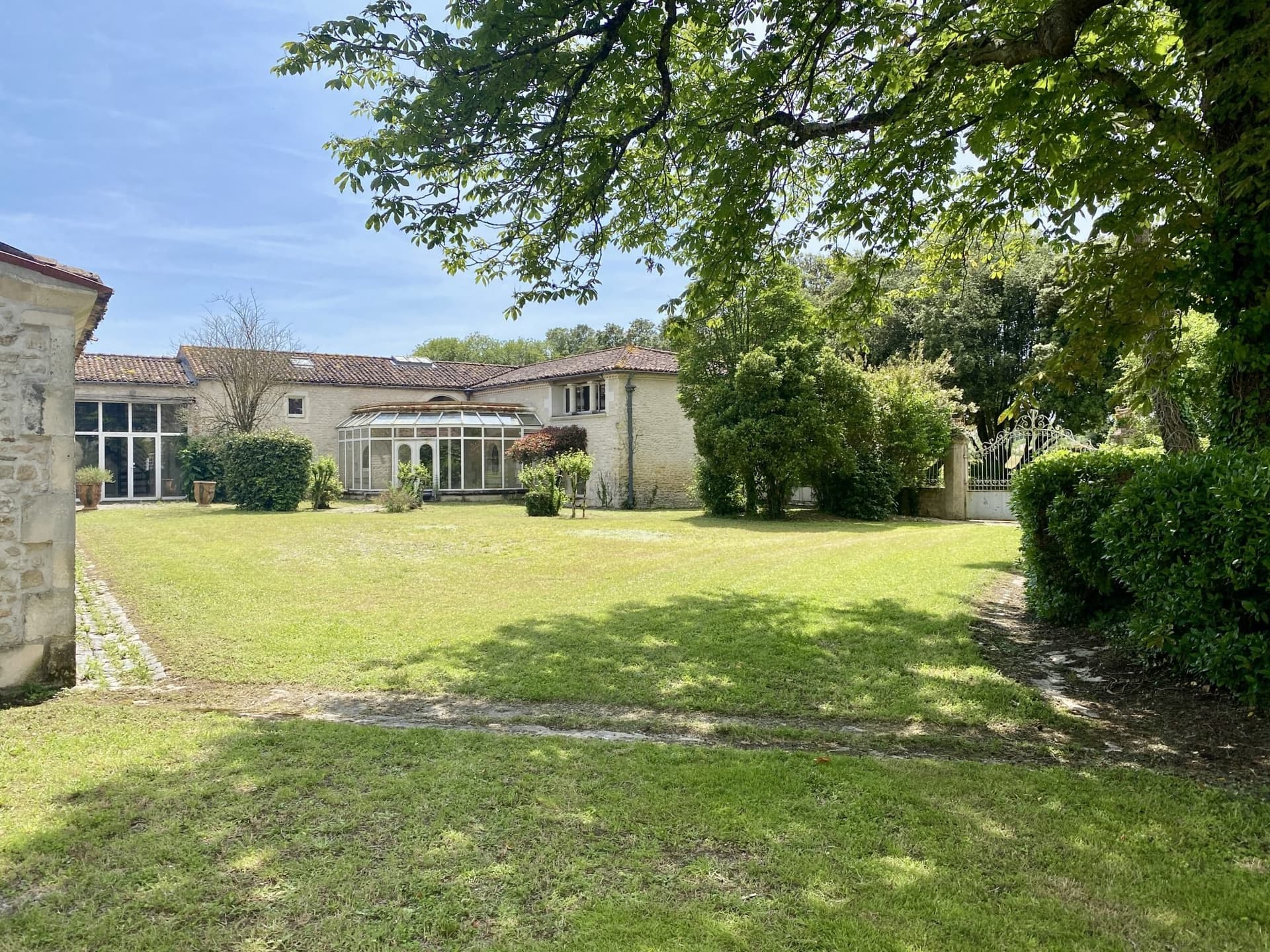 Château with 365 Sqm Living Space and 1.5 Hectare Park 4