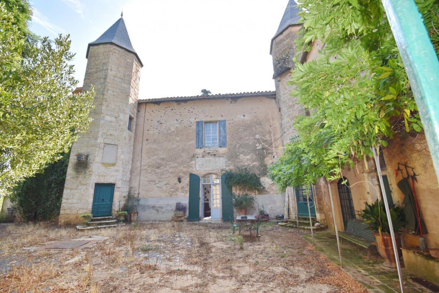 Exceptional Historic Château With Stables And Vaulted Cellar 3