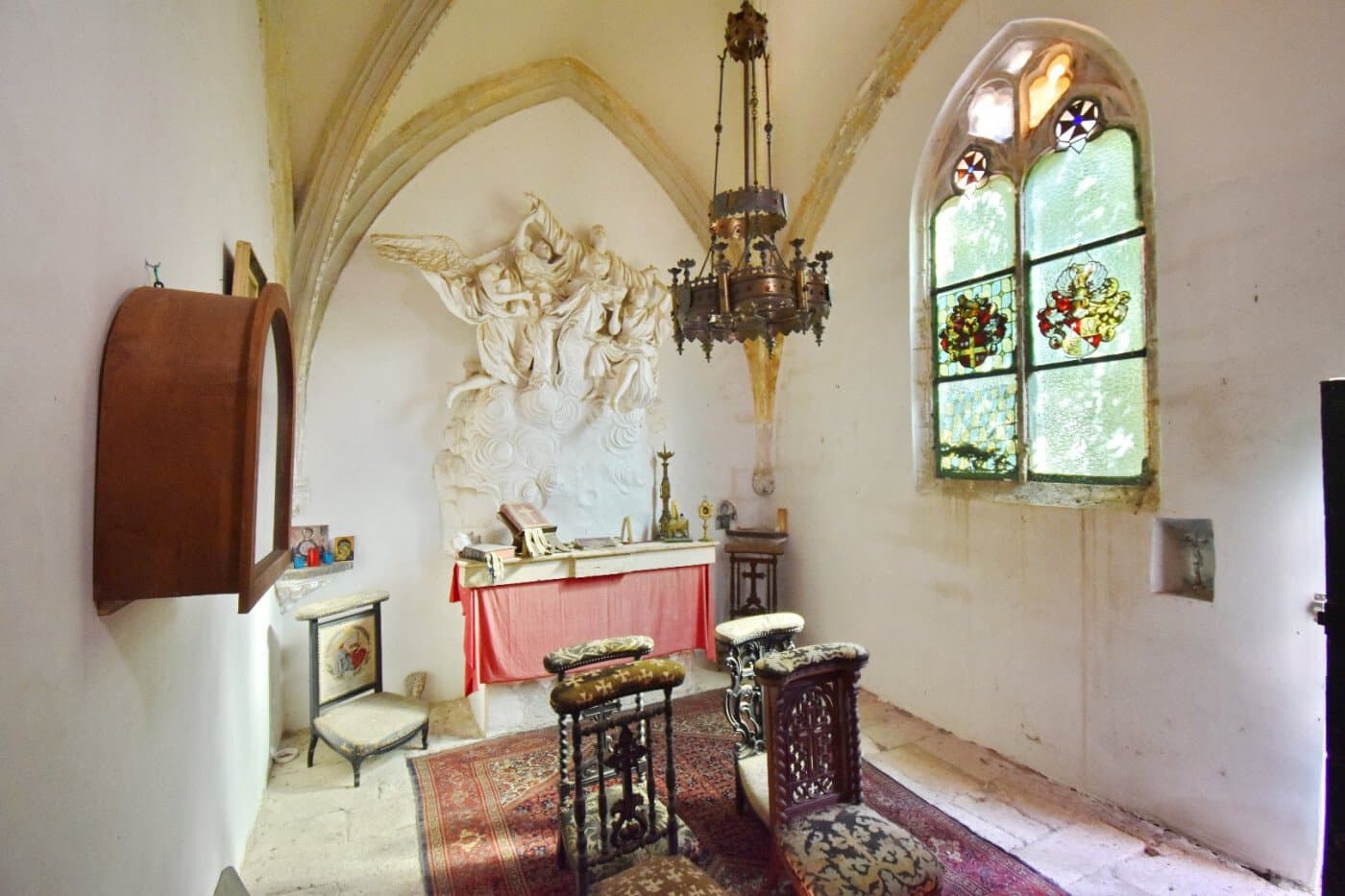 Exceptional Historic Château With Stables And Vaulted Cellar 4