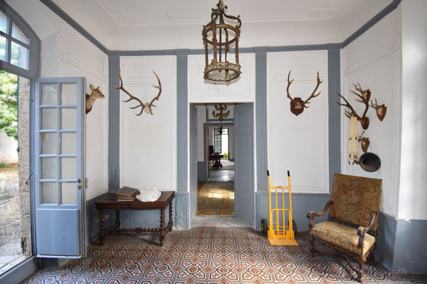 Exceptional Historic Château With Stables And Vaulted Cellar 5