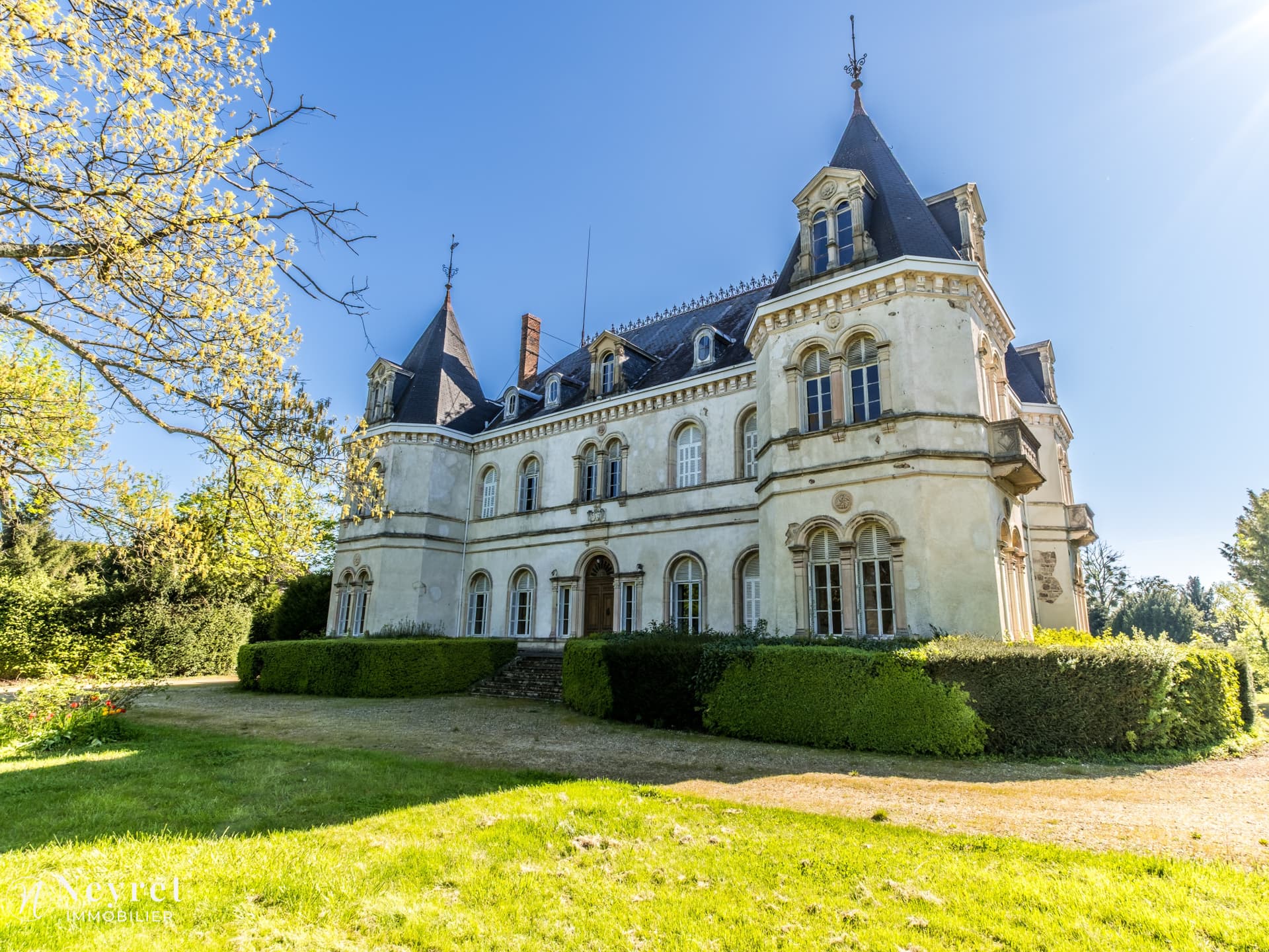 Spacious Manor House with 8 Bedrooms — Manor House for sale in Rhône, Auvergne-Rhône-Alpes